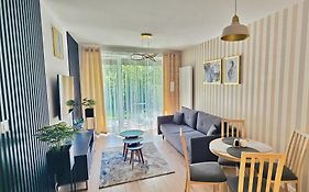 Apartament Whiteblue Kołobrzeg z dużym ogródkiem - 100 m od plaży! Whiteblue Kolberg Apartment mit großem Garten - 100 m vom Strand entfernt! Whiteblue Kołobrzeg Apartmán s velkou zahradou - 100 m od pláže!